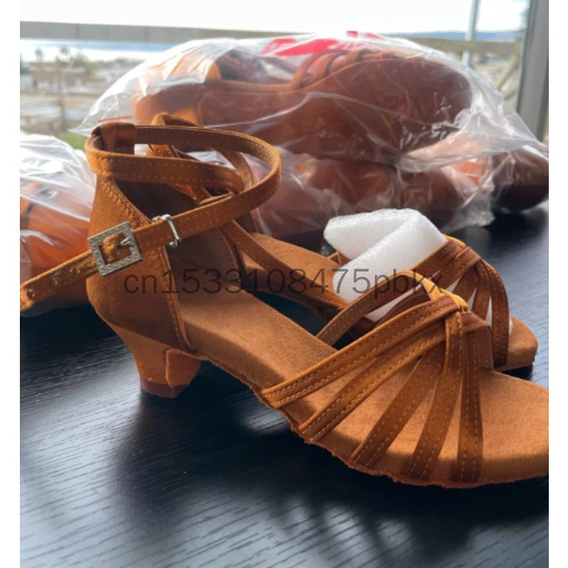 Women Shoes Kinds - Volwassen satijnen Latijns-Amerikaanse dansschoenen met zachte