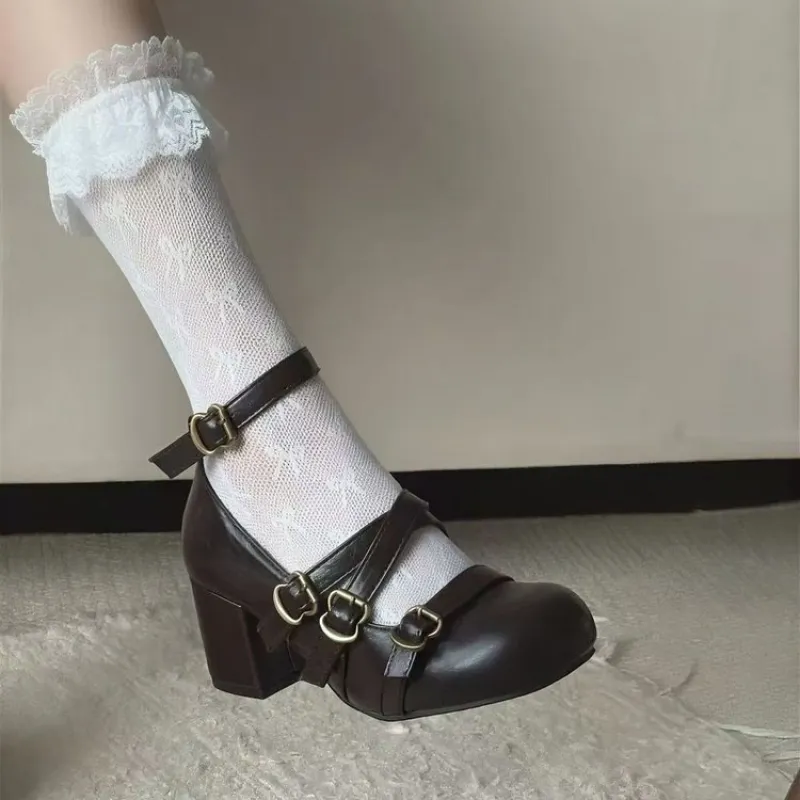 Mary Jane-pumps met dikke hak  - Patent Leather Pump recensie en prijs